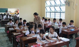 Các giáo viên, phụ huynh và học sinh luôn đề cao cảnh giác để đảm bảo an ninh trật tự trong giờ tan học (Ảnh minh họa)