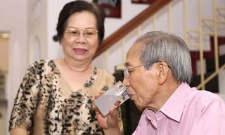 Nghệ sĩ Ngọc Hân luôn ân cần chăm sóc người bạn đời (Ảnh: Tiến Quyền)