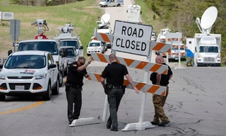 Cảnh sát phong tỏa một giao lộ gần hiện trường vụ thảm sát ở Ohio. Ảnh: AP