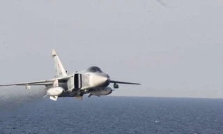 Su-24 Nga bay trên tàu chiến Mỹ hoạt động ở biển Baltic hồi tháng 4. Ảnh: AFP
