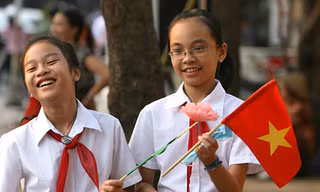Học sinh tiểu học trường công lập; học sinh, sinh viên ngành sư phạm hệ chính quy ở các trường công lập được miễn học phí