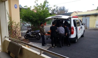 Xe y tế đưa thi thể 3 du khách nước ngoài về Viện pháp y TP Hồ Chí Minh.