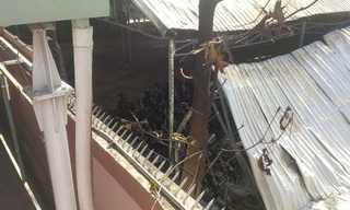 Hàng chục xe máy đang bị tạm giữ bị ngọn lửa thiêu rụi