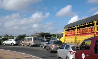 Quốc lộ 1A kẹt cứng nhiều giờ vì dòng người đổ về Thánh đường Tắc Sậy