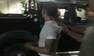 Nam thanh niên bị cảnh sát khống chế sau khi mở cửa. Ảnh: A.X