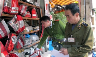 Lực lượng chức năng kiểm tra các cửa hàng kinh doanh phụ tùng ô tô quanh "chợ Giời". (Ảnh: TTXVN)