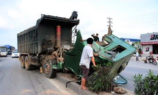 Phần cabin của chiếc xe tải gần như rời khỏi xe...