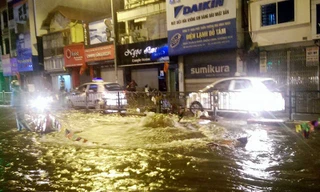 Nước từ dưới lòng đường trào lên khiến cả một đoạn phố ngập trong nước. Ảnh: CTV