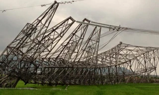 3 cột điện đổ dây chuyền.