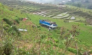 Hiện trường chiếc xe du lịch bị mất lái lao xuống vực ở xã Tả Van, huyện Sa Pa trưa ngày 1/5.