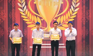 Hiệu trưởng Đại học FPT Đàm Quang Minh trao học bổng cho 3 học sinh lớp 11 xuất sắc.