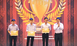 Hiệu trưởng Đại học FPT Đàm Quang Minh trao học bổng cho 3 học sinh lớp 11 xuất sắc.