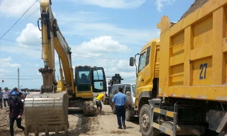 Xe lu, máy xúc của công ty Phương Anh chặn xe công vụ xử lý xe quá tải.