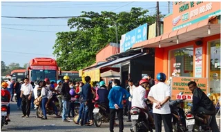 Nhiều hãng xe khách "cháy" vé vì quá đông người dân trở lại các tỉnh trên.