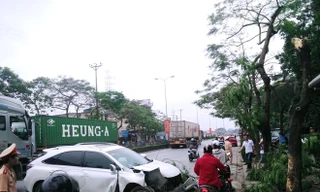 Xe Lexus đâm gãy đôi cây phượng