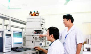 TS Trần Đình Thắng (bên phải) là giáo sư trẻ nhất được công nhận năm 2016. Ảnh: Báo Nghệ An.