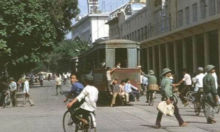 Tàu điện trên phố Đinh Tiên Hoàng, Hà Nội năm 1983.