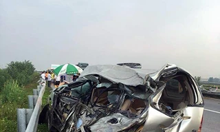 Innova nát bươm như dính bom trên cao tốc Nội Bài – Lào Cai