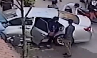 Hình ảnh từ camera do người dân cung cấp cho thấy cô gái tên Phương Anh bước ra từ ghế sau của xe ô tô. (Ảnh cắt từ clip)