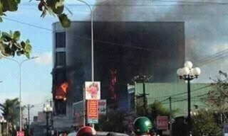 Ngôi nhà 7 tầng bề thế bị lửa bao trùm.