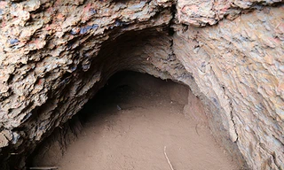 Địa đạo của lực lượng công an nhân dân vũ trang dùng để chiến đấu vừa phát lộ. Ảnh: Hoàng Táo