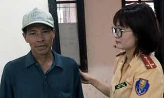 Ông Thành được Đại úy Lê Thị Thảo và các cán bộ chiến sỹ Đội CSGT - CAH Thanh Trì tận tình chăm sóc trong thời gian tìm người thân và chờ gia đình đến đón.