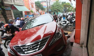 Chiếc Huyndai Sonata sau khi đâm trúng 5 xe máy đã dừng lại sát cửa một nhà dân. Ảnh: CTV.