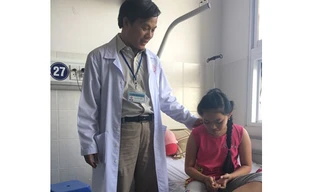 Cứu sống bé gái bị vỡ gan do xe ô tô cuốn vào gầm