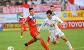 Cầu thủ HA Gia Lai (trắng) được trả lương sau vài tháng - Ảnh: Gia Hưng