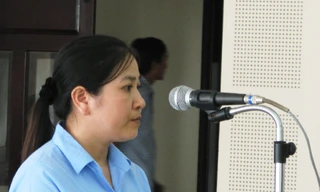 Bị cáo Yến trước vành móng ngựa. Ảnh: N.T.