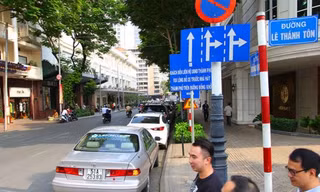 Nhiều ô tô đậu nối đuôi nhau trên đường Đồng Khởi dù ngay đó có biển cấm. Ảnh: LÊ THOA 