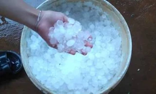 Người dân hứng được rất nhiều mưa đá