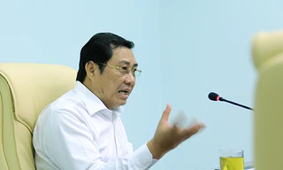 Chủ tịch Đà Nẵng Huỳnh Đức Thơ truy vấn trách nhiệm của các Sở, ngành liên quan vụ tàu chìm. Ảnh: Ngọc Trường.