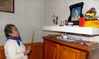 Thắp nén nhang cho con, mẹ Hồ Thị Đức bắt đầu câu chuyện với nhiều chi tiết đẫm nước mắt về Anh hùng LLVTND, liệt sỹ Trần Văn Phương