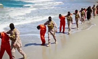 Các tay súng thánh chiến của IS đang đưa tù binh đi hành quyết. (Ảnh minh họa: AP)