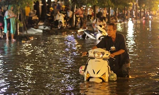 Trận mưa chiều tối qua đã gây ngập trên diện rộng và ùn tắc giao thông khắp TP HCM. Ảnh: Phạm Duy