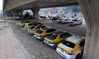 Hà Nội: "Hô biến" gầm cầu vượt thành bãi trông giữ xe