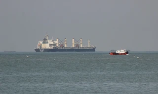 Tàu hàng Hony Future chuẩn bị vào cảng Bãi Trước