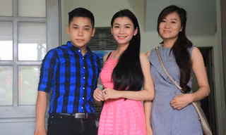 Ba ca sỹ trẻ Nguyễn Hân, Trúc Lai, Ngọc Thúy đang khát khao đem lời ca tiếng hát của mình phục vụ người dân, chiến sĩ nơi đảo xa - Ảnh: Ngô Tùng