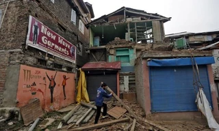 Nhà cửa bị hư hại nặng tại Srinagar, thuộc vùng Kashmir do Ấn Độ quản lý (Ảnh: Reuters)