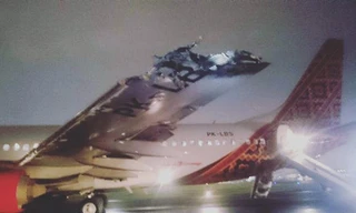 Máy bay hư hại nặng sau vụ va chạm. (Ảnh: RT)