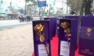 Bông hồng vàng được quảng cáo là hồng vàng 24K có giá siêu rẻ bán vỉa hè Hà Nội.