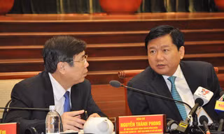 Bí thư Đinh La Thăng và Chủ tịch Nguyễn Thành Phong trong buổi họp sáng nay. Ảnh: LC.