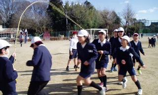 Trẻ em Nhật nô đùa trong nắng dù thời tiết đang là 4 độ C (Ảnh chụp ngày 25/1).