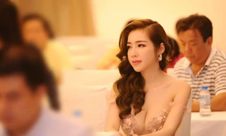 Elly Trần diện váy xẻ ngực sâu quyến rũ