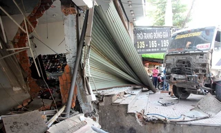 Xe ben tông sập 3 căn nhà. Ảnh: Phước Tuấn