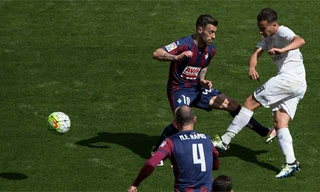 Vazquez (áo trắng) chớp cơ hội ghi bàn sau đường chuyền như đặt của Ronaldo.