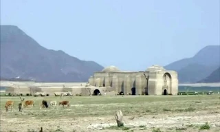 Nhà thờ hàng trăm tuổi trồi lên khỏi mặt hồ