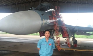 Anh Luân bên máy bay chiến đấu