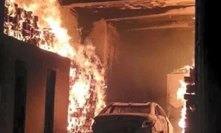 Nhà và xe cùng cháy rụi sau khi bị chú chuột chạy vào.